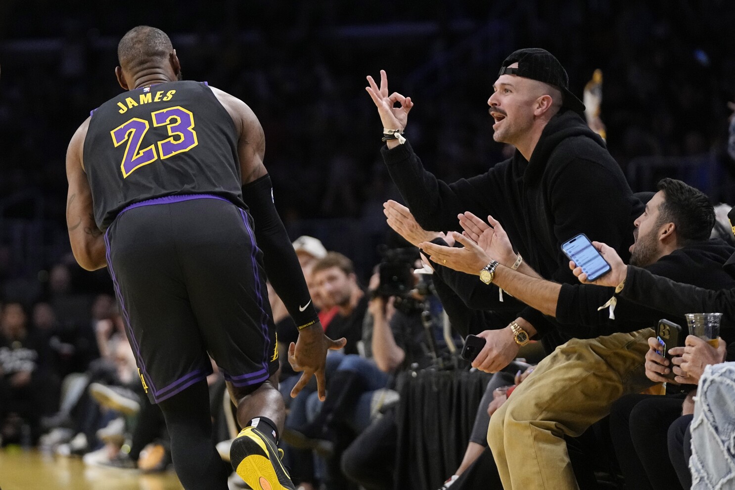 LeBron James big 4th quarter propels Lakers past Suns 106 103